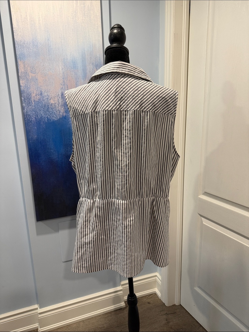Buy 2 for 20$ ✌🏻 Striped Sleeveless Twist-Front Blouse - White/Black - Picture 2 of 4